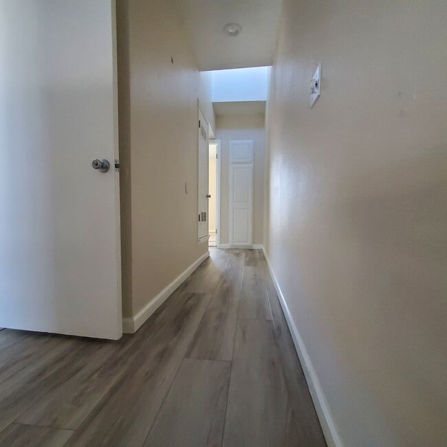 Building Photo - 2 Bedroom Townhome with Pool and Clubhouse/Centrally Located!!