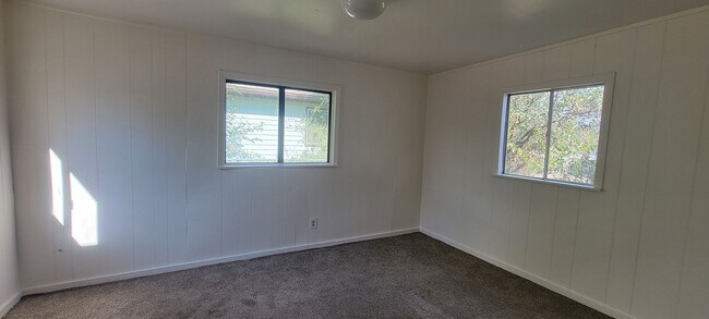 Building Photo - 3 Bedroom 1 Bath Home **Move In Special