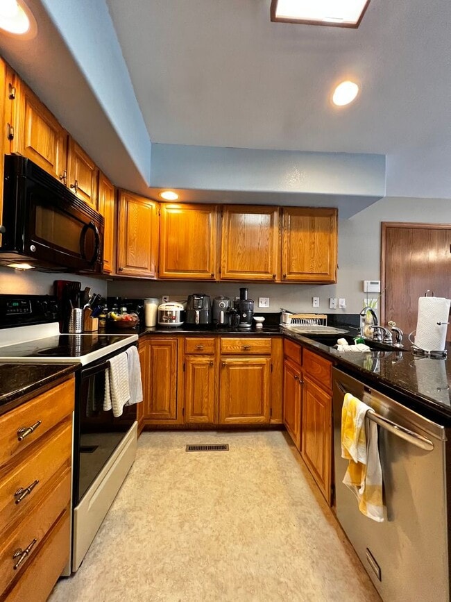 Building Photo - 4 Bed 3 Bath Townhouse in West Fort Collins!