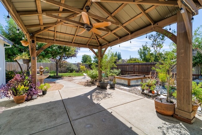 Building Photo - Stunning 4-Bedroom Home in Plumas Lake