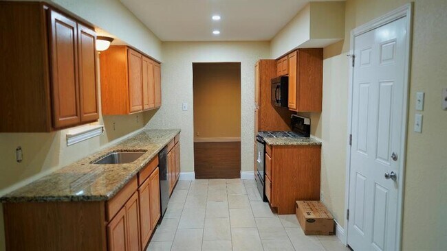 Building Photo - 188 Oakhurst Dr