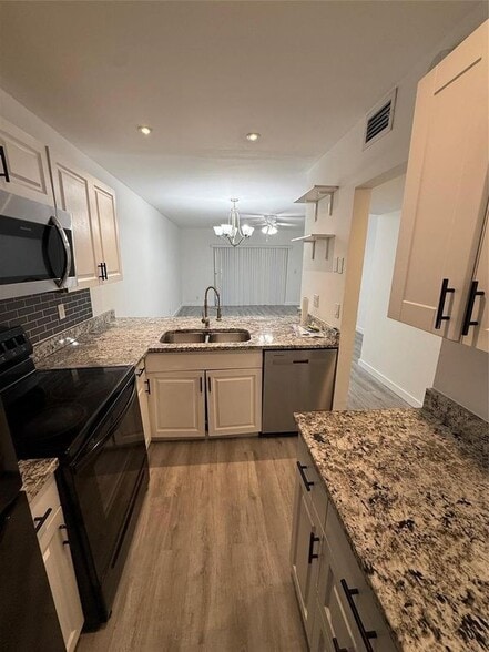 Building Photo - 8407 Royal Palm Blvd