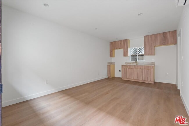 Building Photo - 3754 1/2 Veteran Ave