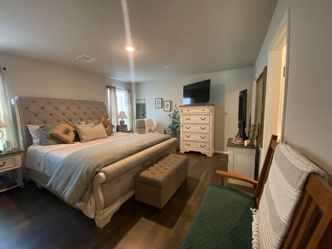 Building Photo - Discover this beautifully designed 3 bedro...