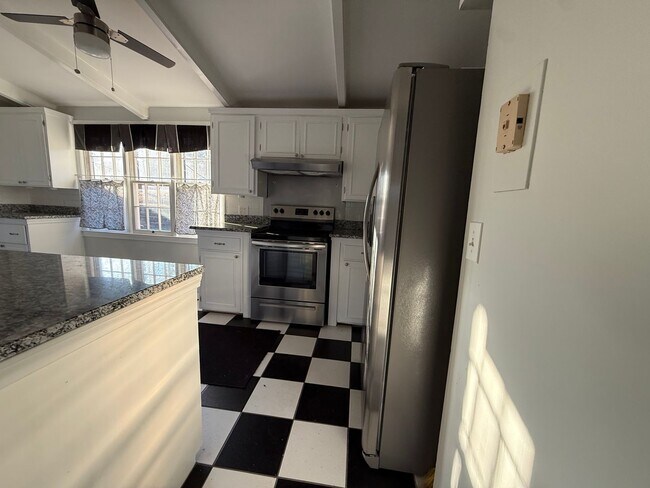 Building Photo - 2 Bedrooms, 2 Bathrooms - Home in Maplewood!