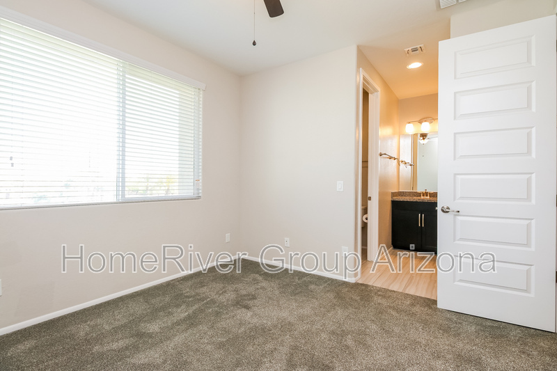 Building Photo - 7024 W Corona Dr