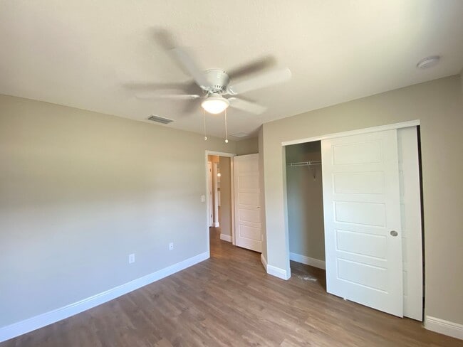 Building Photo - 130 Oak Cir
