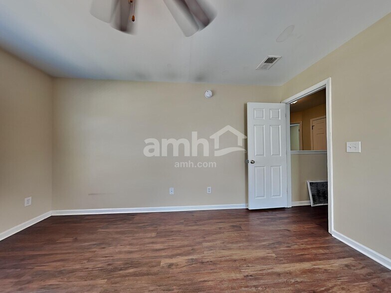 Building Photo - 409 Lakewind Dr