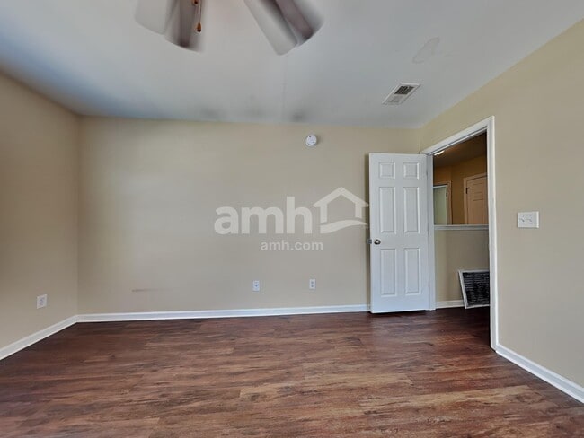 Building Photo - 409 Lakewind Dr