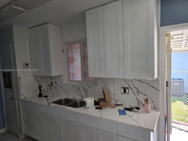 Building Photo - 1 bedroom in Hollywood FL 33020