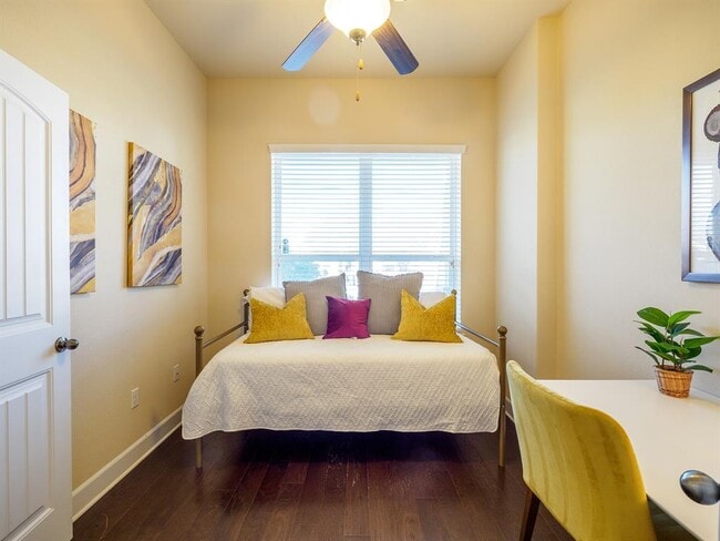 Building Photo - 5605 Roosevelt Ave