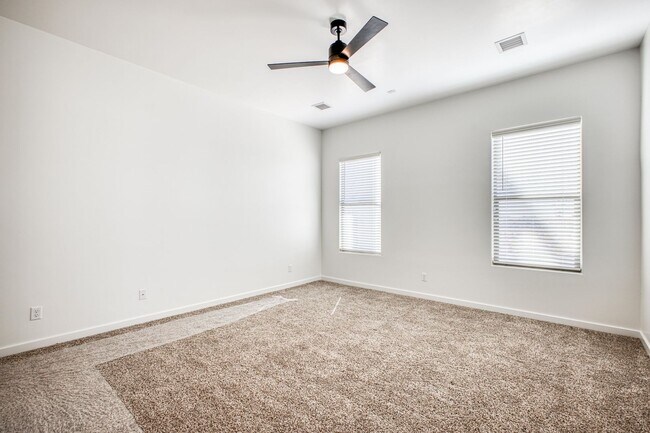 Building Photo - Beautiful East side House 4 bed-2.5 baths, part of The Overlook Casa Club that includes Swimming ...