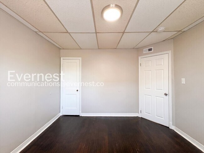 Building Photo - 2 Bed/1 Bath Townhome with Off-Street Parking / Pet-Friendly / Vouchers Accepted / Available Now!