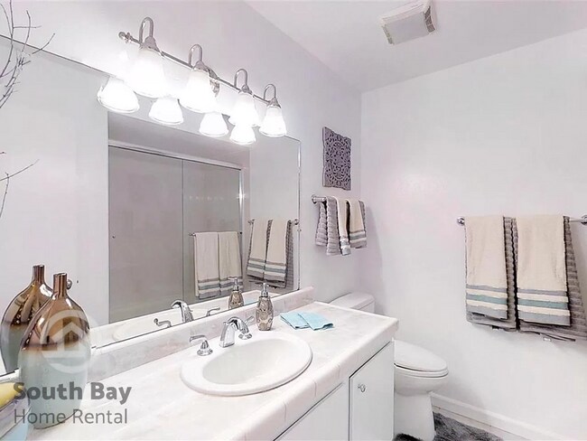 Building Photo - 3BD/1.5BA - Updated Townhouse with Modern ...
