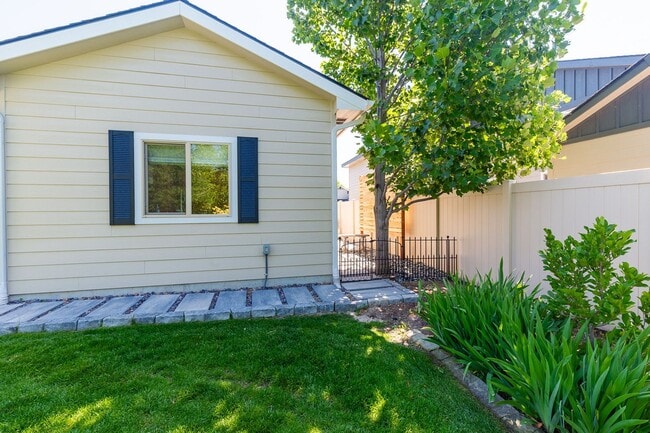 Building Photo - Charming Fully Furnished 1 Bedroom, 1 Bath...