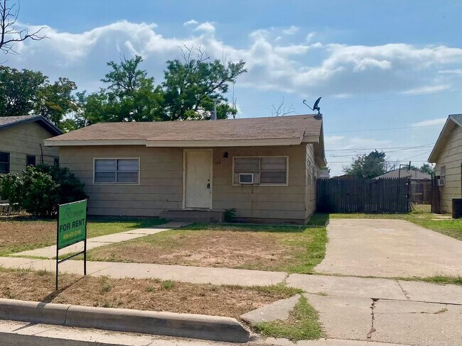 Building Photo - 109 N Uvalde Ave