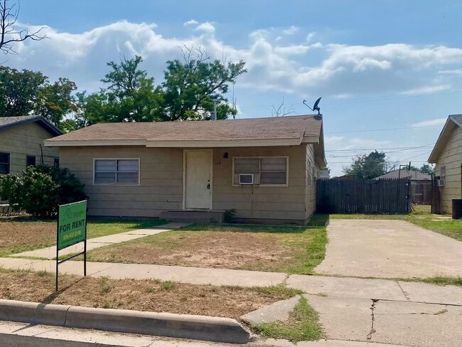 Building Photo - Available November - Cute 3 bed/1 bath!