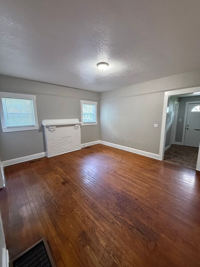 Building Photo - Charming Home in North Knoxville!