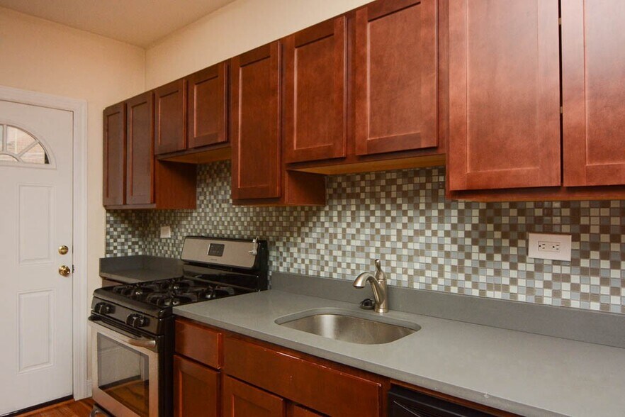 Building Photo - 629 W Cornelia Ave