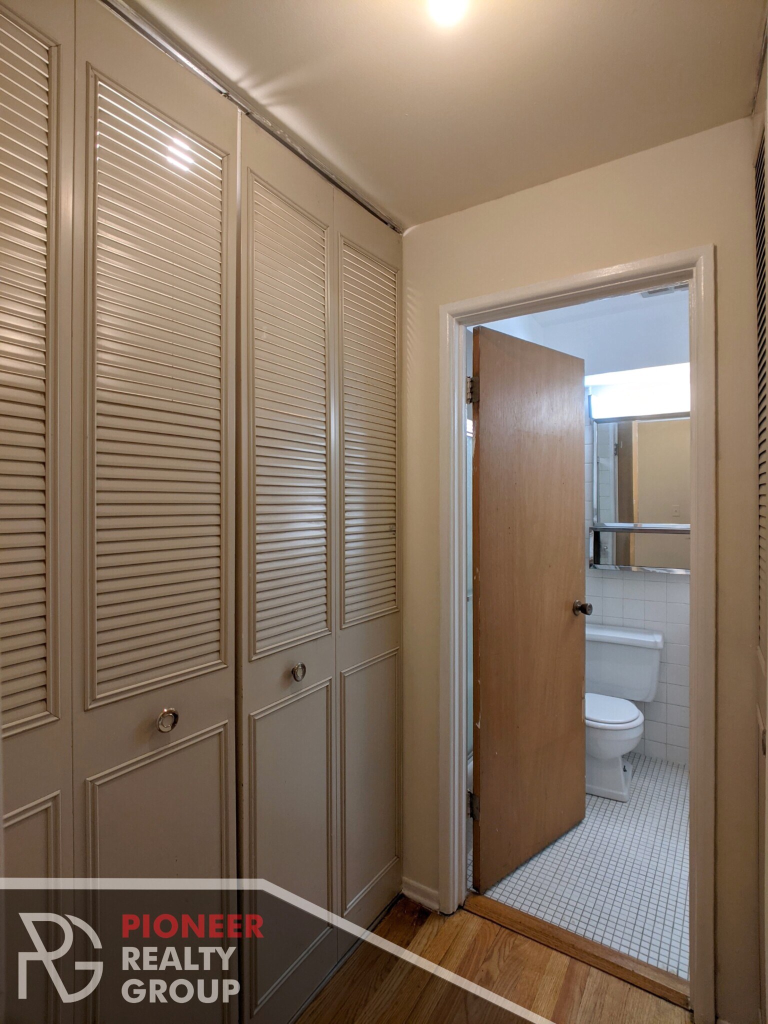 Building Photo - 665 W Wrightwood Ave