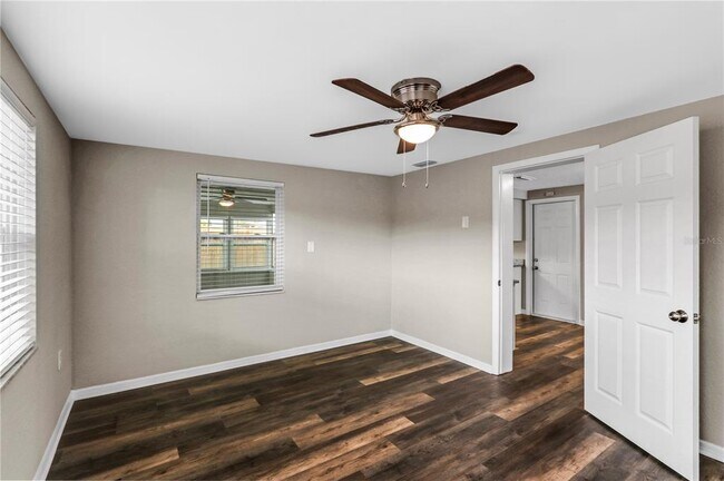 Building Photo - 1415 Classic Dr