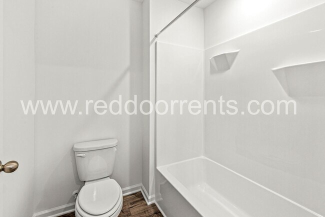 Building Photo - ? Move In Now and Get 6 Months of the Resi...