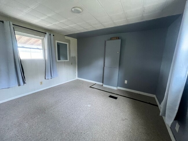 Building Photo - Pet-Friendly single family with large deta...