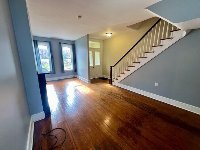 Building Photo - 533 W Walnut St