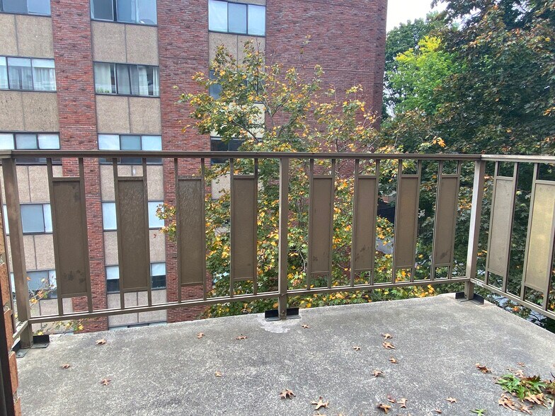 Building Photo - 40 Williams St