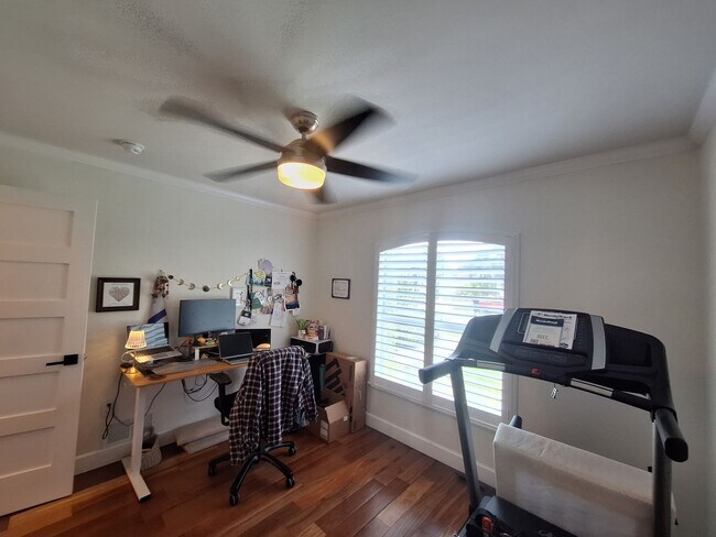 Building Photo - Designer-Remodeled Gem in Ashington Park |...