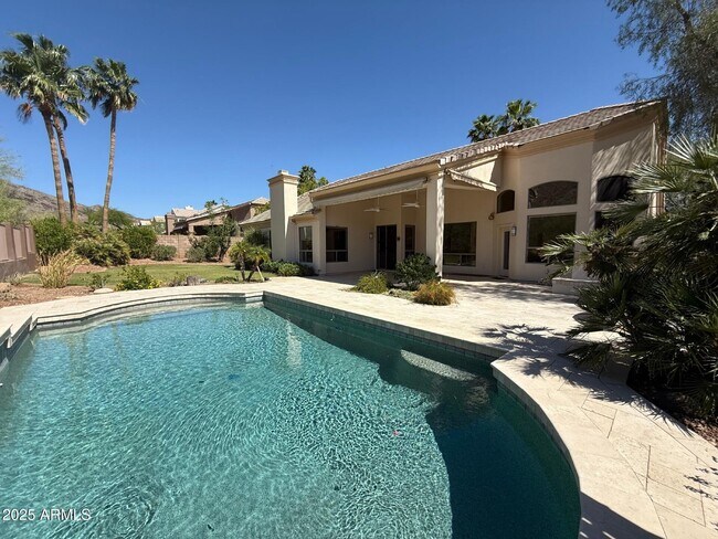 Building Photo - 902 E Desert Flower Ln