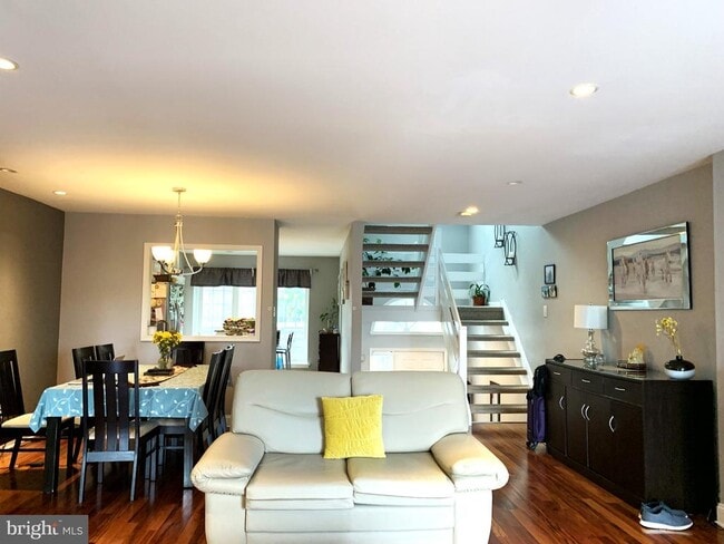 Building Photo - 11 Cabot Dr