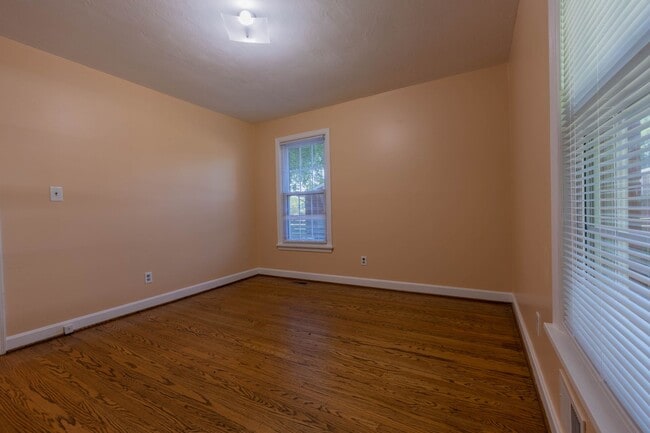Building Photo - 10400/10402 Deering Road