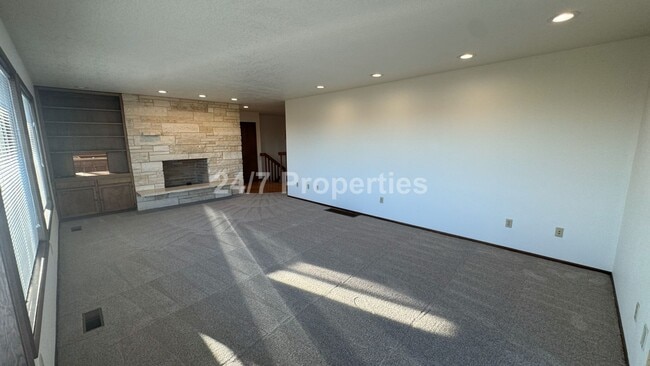 Building Photo - 3 BD I 3.5 BA Home - Separate Living Areas