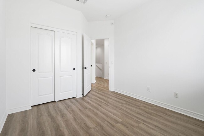 Building Photo - Spacious 4 Bedroom TownHome in Garden Grove!