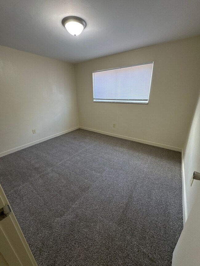 Building Photo - 568 E 250 N