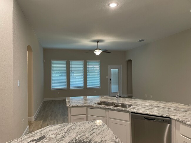 Building Photo - 4 Bedroom in Gruene Field / 1 Mile to Grue...