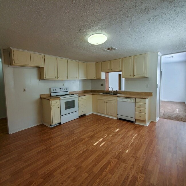 Building Photo - 3 Bedroom home in Shawnee