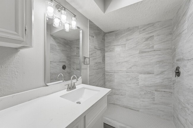 Building Photo - 8001 Rebawood Dr