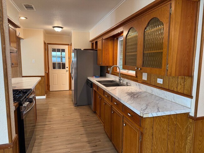 Building Photo - TEXAS SIZED WHITESBORO HOME FOR LEASE! 4 BEDROOMS-LOTS OF SPACE! HURRY!