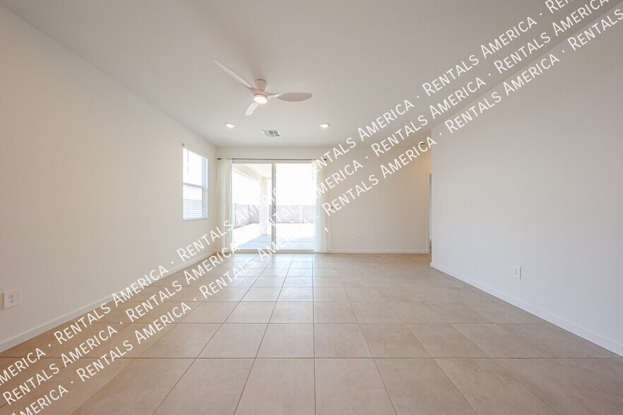 Building Photo - 3380 N Camden Dr