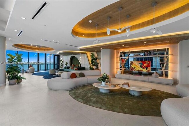 Building Photo - 700 NE 24th St