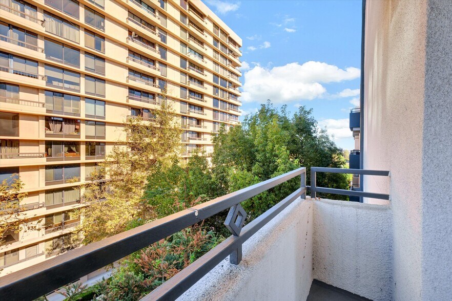 Building Photo - 10601 Wilshire Blvd