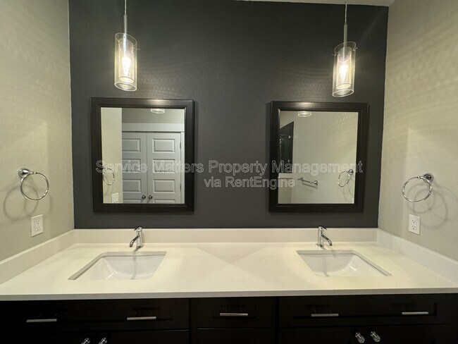 Building Photo - 1416 E Baars St