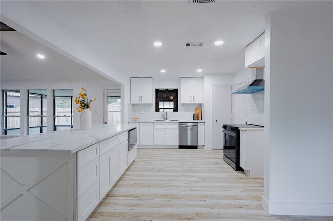 Building Photo - 2902 Misty Park Dr