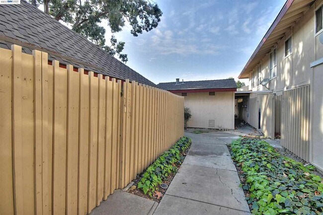 Building Photo - For Rent – Charming 2BR single level condo...