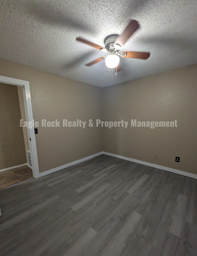 Building Photo - Tulsa House for Rent (3beds/2baths)