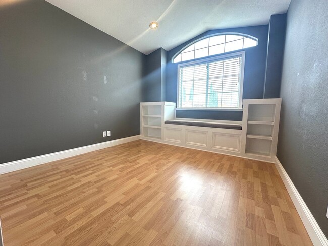 Building Photo - Gorgeous 3 Bed, 2.5 on Corner Lot