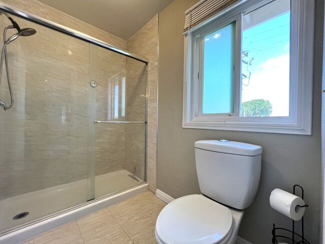 Building Photo - 4 bed, 3 bath located in Anaheim!