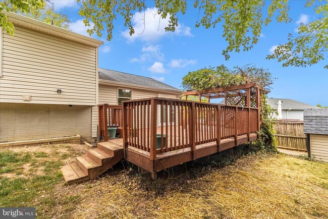 Building Photo - 207 Contour Rd